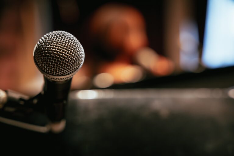 ボイストレーニングの定番テクニック、エッジボイスとは？出し方のコツや効果的な練習方法、習得するメリットと注意点も説明