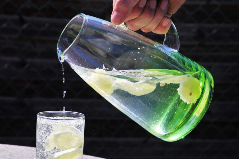 歌を歌うときに用意する飲み物は？