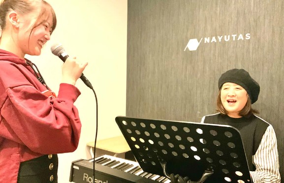 【即効性あり】持ち方だけでこんなに変わるの?!カラオケマイクの正しい持ち方って？🎤