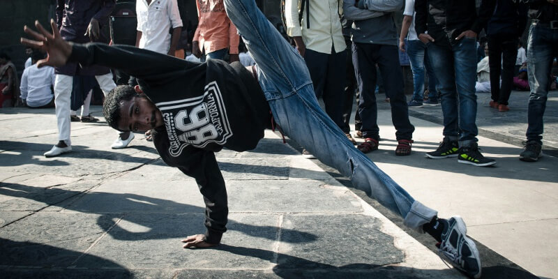 ヒップホップダンスとは？特徴や歴史を詳しく解説！初心者には難しい？