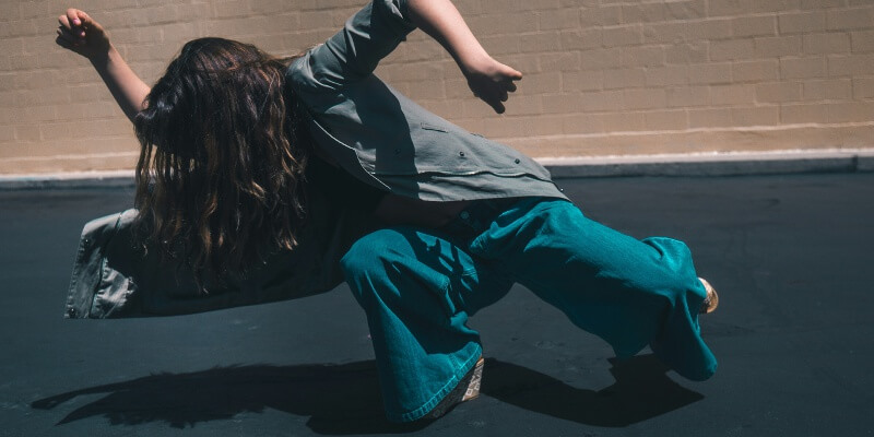 ロックダンスの特徴や歴史を徹底解説！基本の技や衣装を紹介！