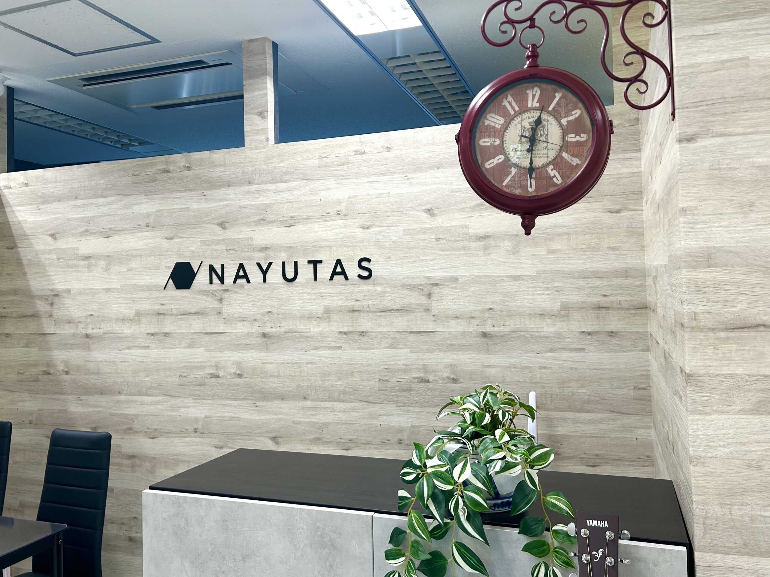 受付スペースに新しいインテリア登場🕰️【NAYUTAS大阪京橋校】