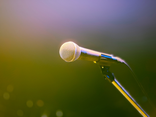 歌う時の正しい姿勢をプロが解説！カラオケで歌うときのポイントも紹介