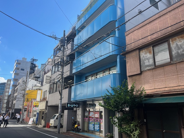 解りやすい青いビルです！