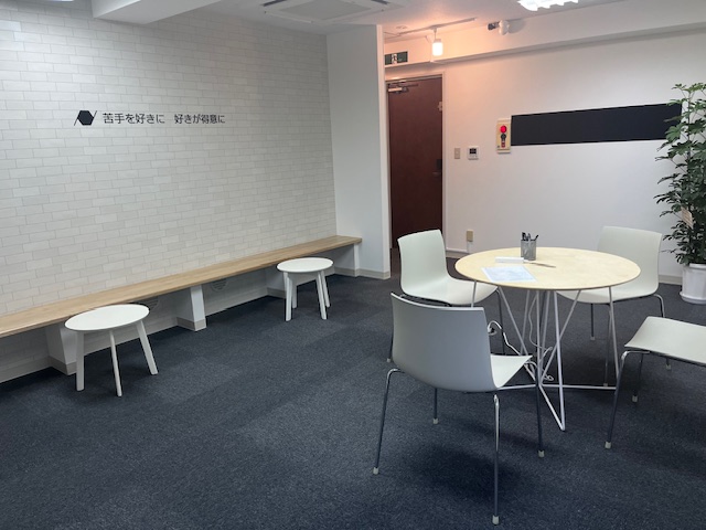 共有スペースはこんな感じ　Wi-Fi　充電ケーブル完備