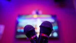 カラオケで歌うなら、全員が盛り上がれる曲？ それとも自分が歌いたい曲？｜ナユタス 豊中校