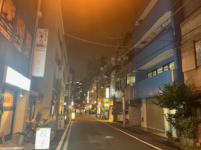 夜のナユタス水道橋校（右の青いビルです）