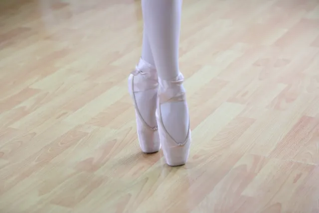 バレエタイツにトウシューズを履いたバレリーナの足