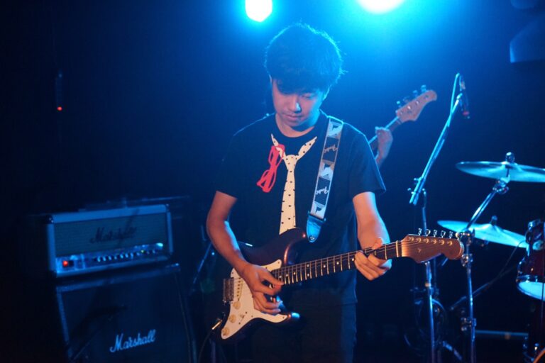 体験レッスンで色々なギターを触ってみよう♪