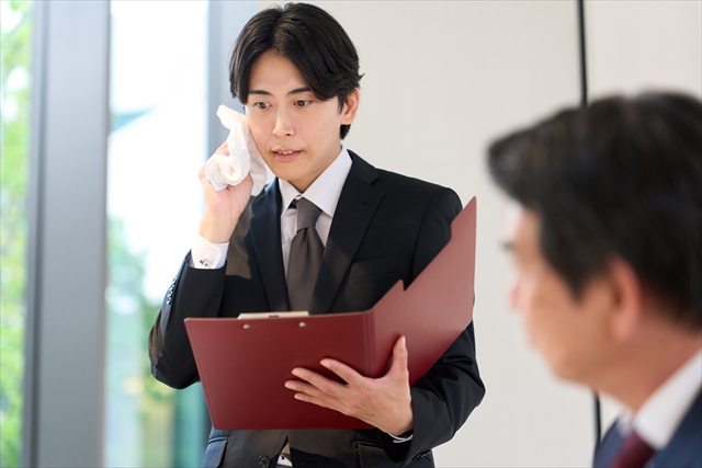 人前で話すと緊張する原因
