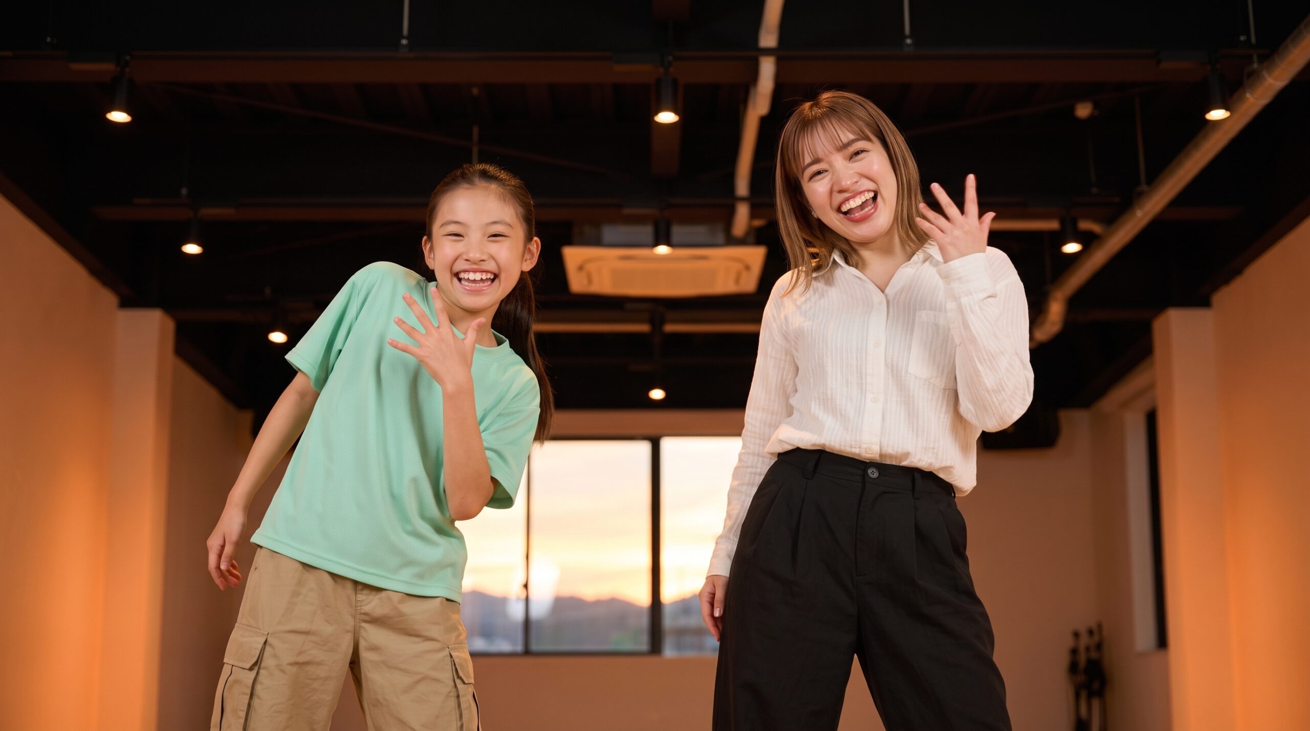 夕方の暖かい照明の中で肩のアイソレーションを練習する生徒